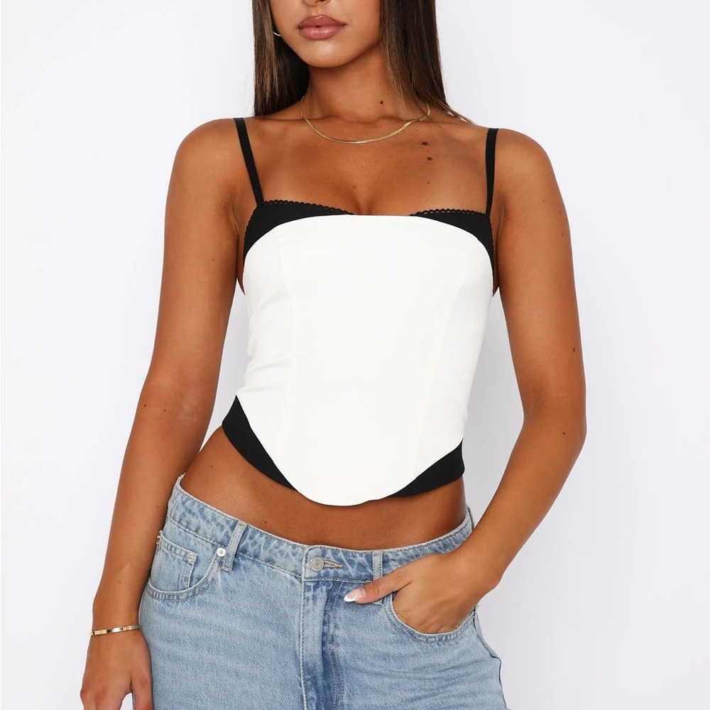 White fox NWT Women's Black and White Top